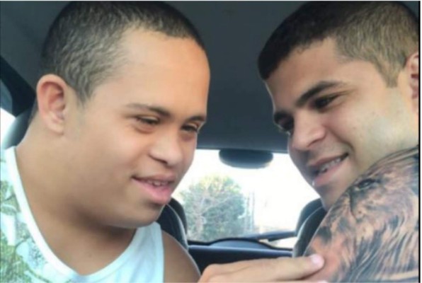 Se tatuó el rostro de su hermano con síndrome de Down y su reacción te hará llorar
