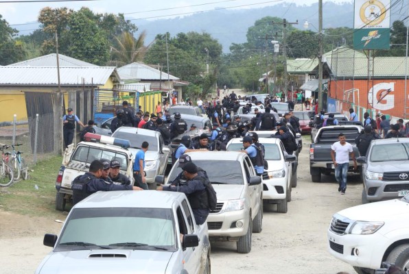 Dos policías heridos y 5 detenidos dejan allanamientos