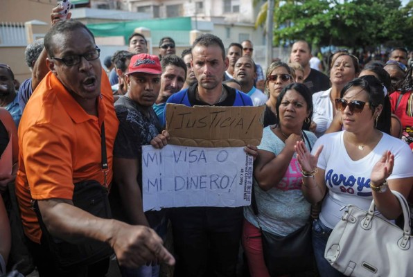 Cubanos protestan tras imposición de visa de Ecuador