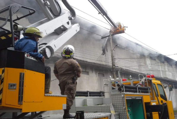 Apagar incendio en Supertiendas Xtra tardó 14 horas