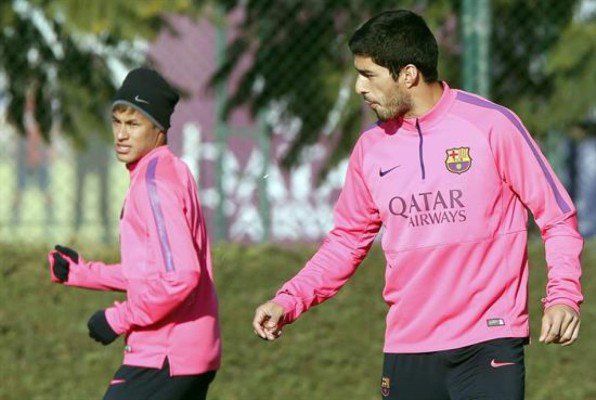 Luis Suárez se molesta con Neymar y lo empuja