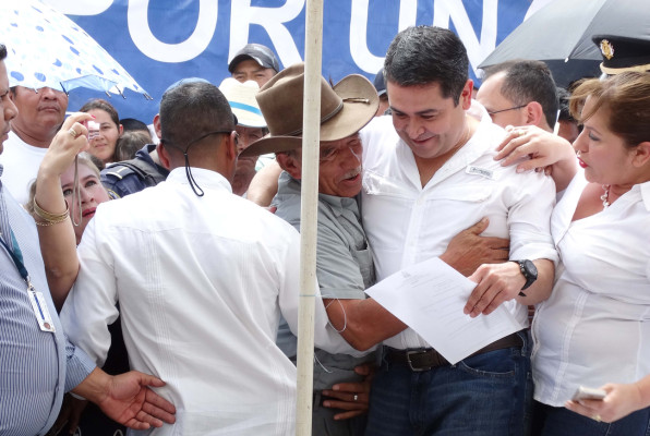 Presidente Hernández lleva programa Vida Mejor a La Paz