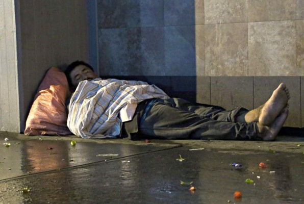 Indigentes sampedranos, arropados por el frío durante las noches