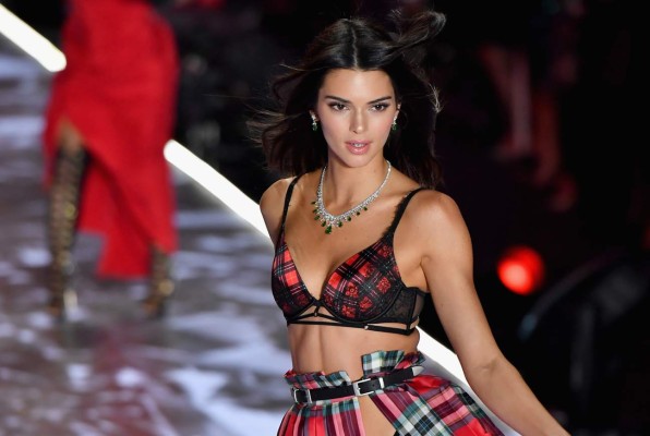 ¿Qué curioso regalo ha recibido Kendall Jenner de sus hermanas por su cumpleaños?