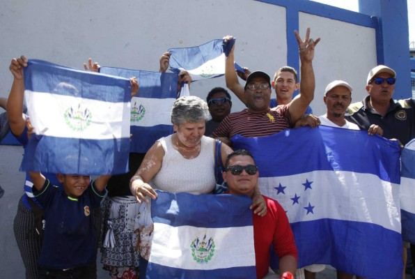 Afición catracha en el Cuscatlán: 'Este es territorio hondureño'