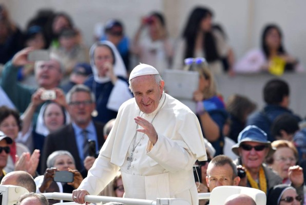 Papa abre la puerta a divorciados y la cierra al matrimonio gay