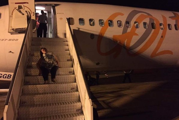 Mujer con discapacidad se arrastró para subir a avión