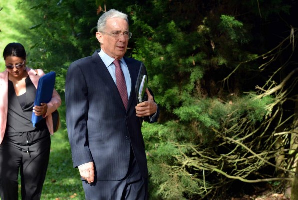 Expresidente colombiano Uribe se arrepiente y frena renuncia al Senado