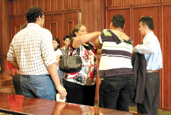 Su ex lo agrede cuando se casaba con la otra