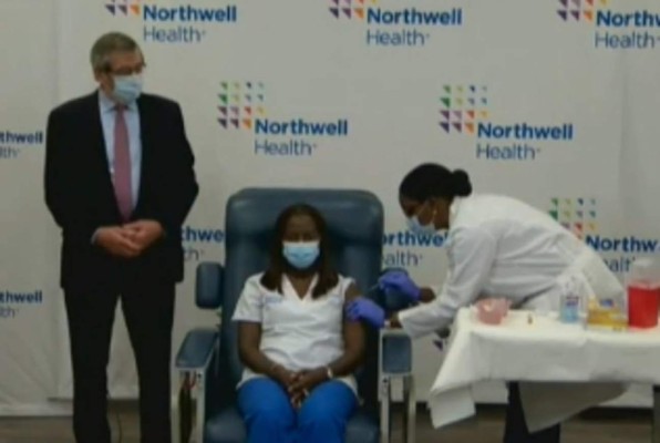 Una enfermera neoyorquina es la primera vacunada contra el covid 19 en EEUU