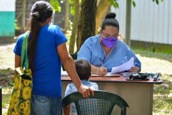 El Salvador inicia vacunación de niños ante repunte de casos de covid