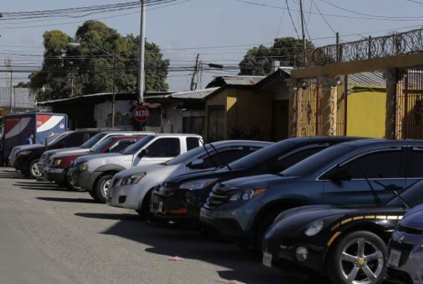Con cheques sin fondos estafan a los vendedores de carros