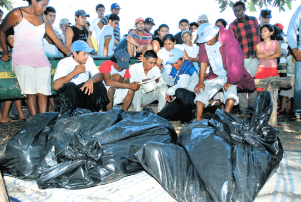 Impiden que Policía se lleve cuerpos de niños