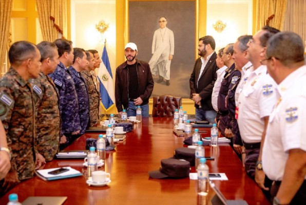 A golpe de tuit, Bukele erradica el nepotismo