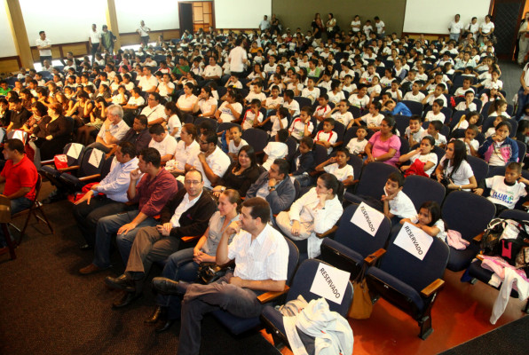 450 alumnos del Valle se benefician con programas educativos