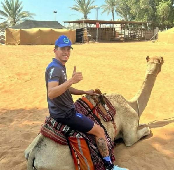 El defensa Allans Vargas, del Marathon, feliz montando un camello antes de dar un paseo.