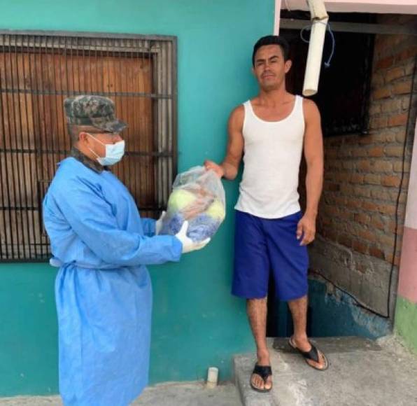 Los pobladores de alrededores de las 240 viviendas que se mantienen bajo estricta vigilancia, salieron ayer a realizar sus compras para evitar quedar sin alimentos a mercaditos y supermercados, pero dentro de la colonia.