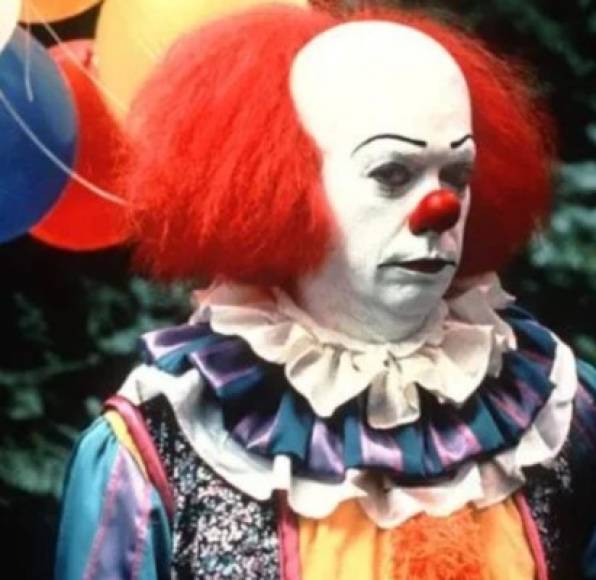 5. El primer payaso maldito<br/><br/>Tim Curry fue el encargado de interpretar a este diabólico personaje en 1986. Era tanto su compromiso con el payaso, que todo el tiempo estaba caracterizado de él, incluso aunque no le tocara grabación en el set.<br/><br/>