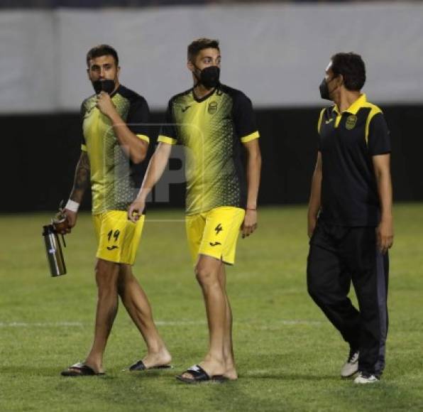 El argentino Ramiro Rocca (derecha) con su mate en el césped del estadio Nacional antes del inicio del clásico.