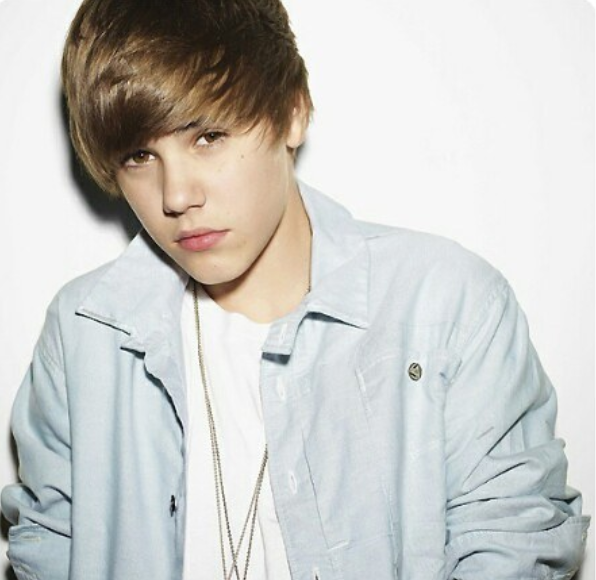 ”Baby” canción con la que se colocó mundialmente en la música y alcanzar cifras billonarias. Una de las características que conquistó a sus fanáticas fue su particular peinado de fleco.