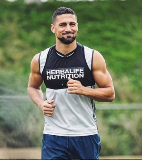 Sebastián Francisco Lletget nació en San Francisco, California, Estados Unidos. Además de estar en Los Angeles Galaxy de la Major League Soccer. También ha sido un miembro regular de los equipos juveniles de los Estados Unidos.