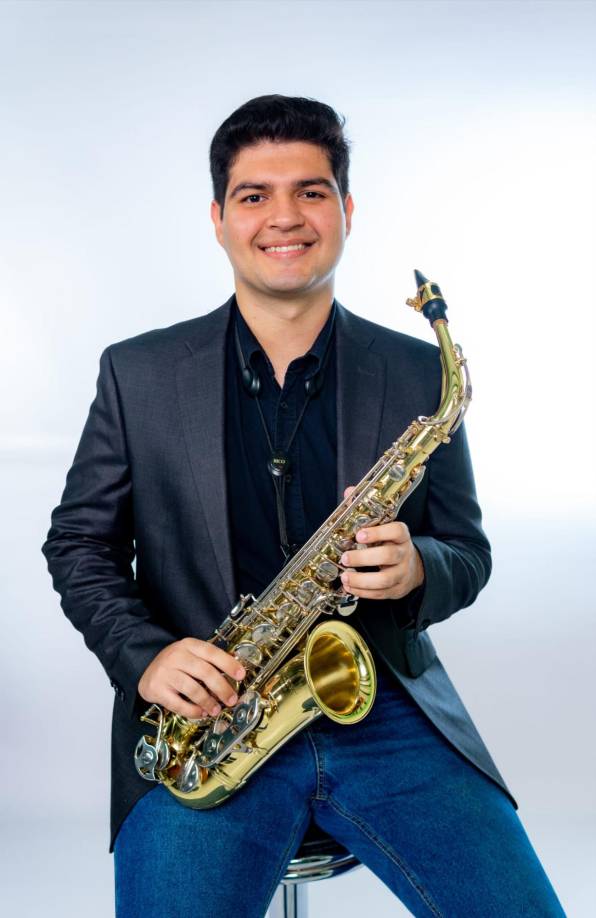 Josué Bustillo, un joven que con apenas 20 años ha logrado destacar en la orquesta de NSU. Dio sus primeros pasos en la música en la escuela Allegro y la Academia de Artes Oviedo. Cursa una doble titulación en Music Business y Music Education. 