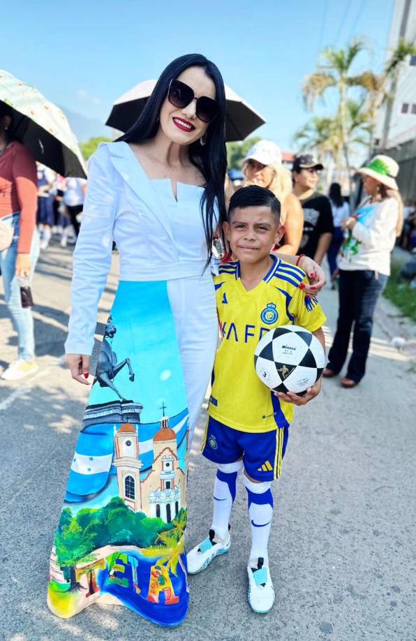 En el vestuario de la maestra Jeydy Judith se puede apreciar la catedral sampedrana, el General Francisco Morazán, la Bandera de Honduras, las playas de Tela, las Ruinas de Copán y la ave de Nacional, La Guacamaya.