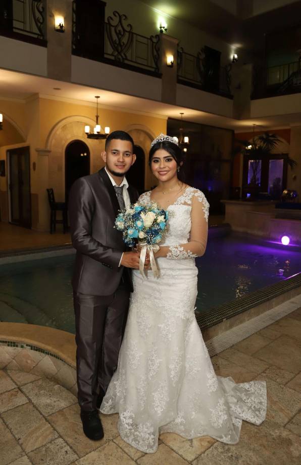 Unión y amor. Los esposos Gissel y Jonathan posaron muy enamorados y felices. 