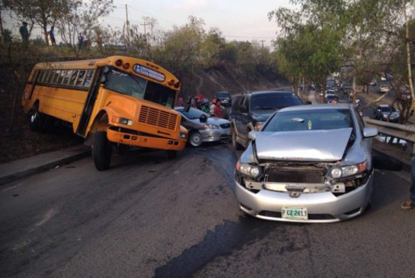 Bus en retroceso colisiona contra cuatro vehículos en Tegucigalpa