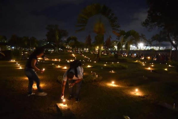 Colombia inicia su temporada navideña con la tradicional 'Noche de velitas'