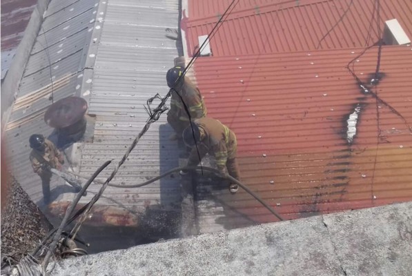 La Ceiba: Bomberos controlan incendio cerca del mercado San Isidro
