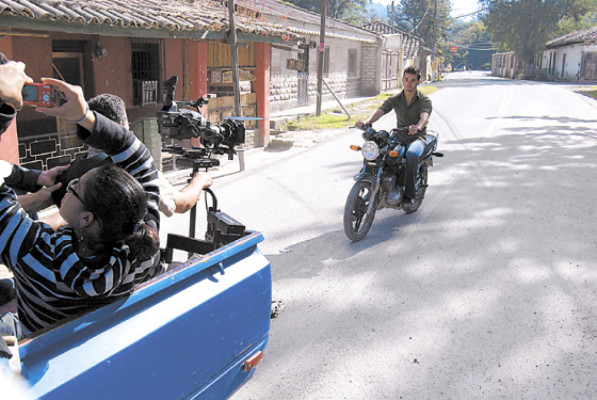 Catrachos listos para recibir Amor y frijoles