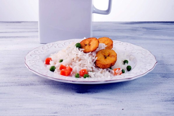 Arroz a la jardinera con plátano maduro