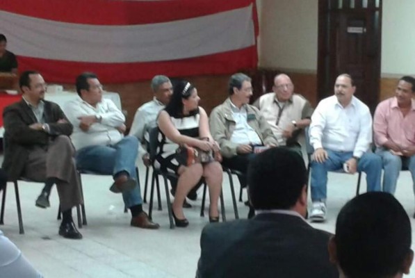 Partido Libre suspende a cuatro de sus diputados