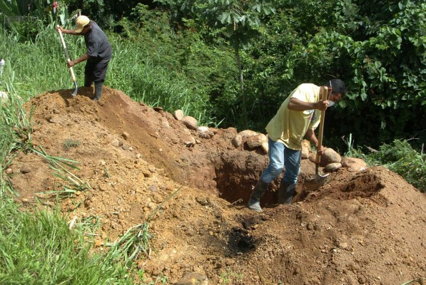 En una fosa común sepultan 10 cuerpos en La Ceiba