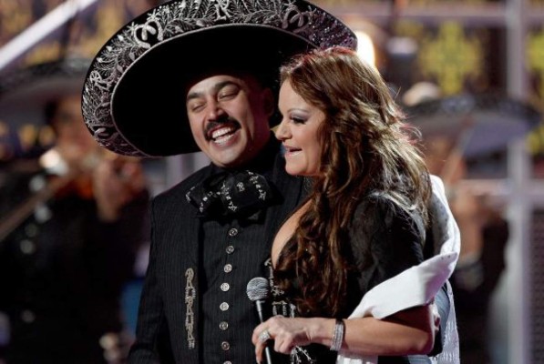 Lupillo Rivera arremete contra su familia