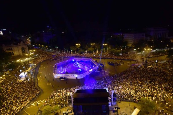 Miles de aficionados del Real Madrid no dudaron en congregarse en la fuente de Cibeles para festejar la consecución del 33º título liguero del equipo blanco. Foto AFP