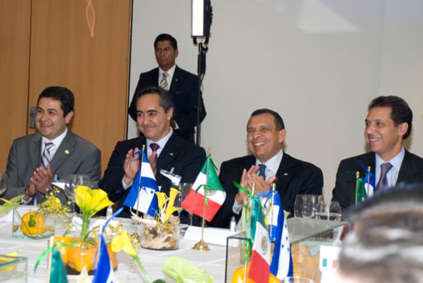 Lobo se reúne con empresarios mexicanos