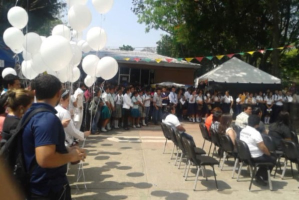 Más de 4,000 colegiales acuden a la feria vocacional de la Unah-vs