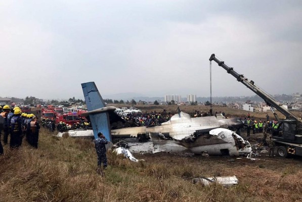 Al menos 49 muertos al estrellarse un avión en Nepal
