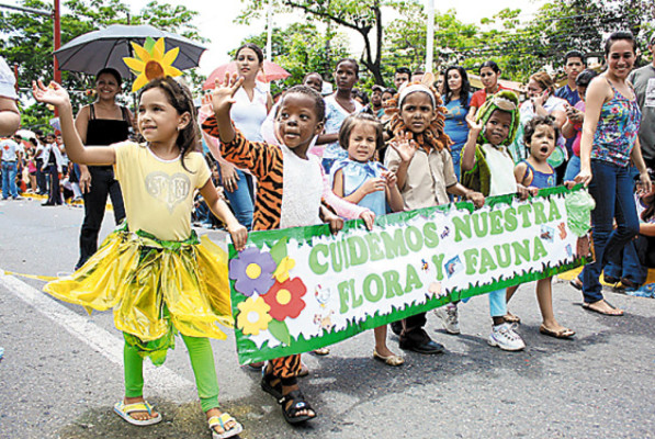 Escolares piden por la paz en su marcha cívica