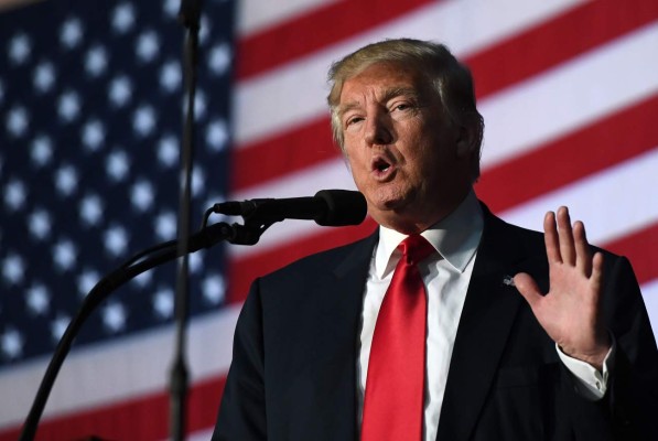 Clinton acusa a Trump de violar el embargo a Cuba