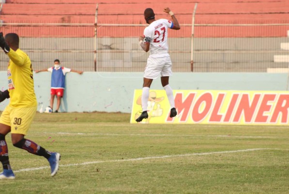 Jerry Bengtson de cabeza anotó el primer gol en La Ceiba.