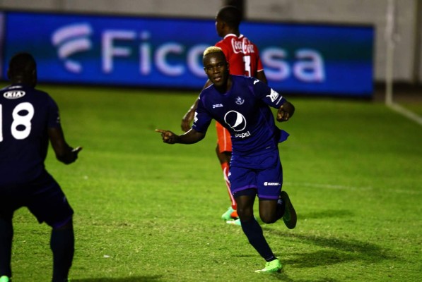 Rubilio Castillo se convirtió en la figura del campeón azul