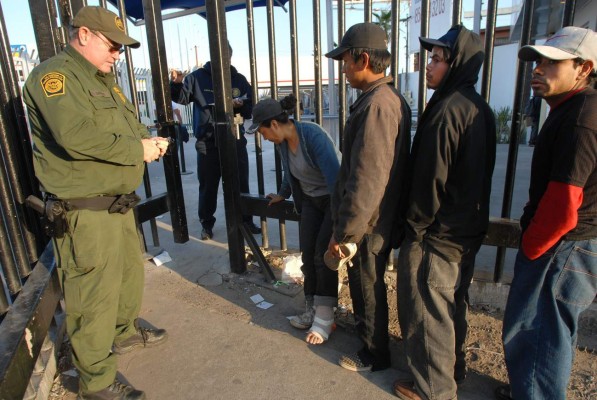 Registran caída de arrestos de inmigrantes en la fonetera de EEUU