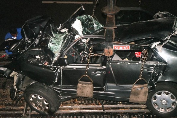 (FILES) File photo dated 31 August 1997 shows a French police expert (L in the background) working on the wreckage of Princess Diana's car in the Alma tunnel of Paris. Britain's Princess Diana, her friend Dodi Fayez and the driver Henri Paul were all killed in the crash. Ten years after her death in a Paris tunnel on 31 August 1997, Princess Diana shows no sign of retreating into the shadows -- her most enduring legacy the ability, even now, to engage, capture and divide public opinion. AFP PHOTO/FILES¨PIERRE BOUSSEL TO GO WITH AFP STORY / PACKAGE BRITAIN-ROYALS-DIANA-10YEARS / GB-ROYAUTE-DIANA-10ANS