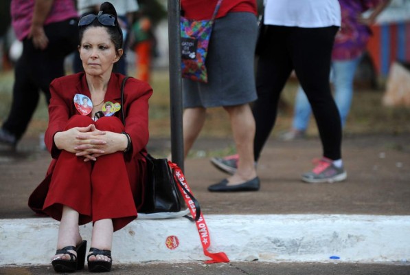 A supporter of Brazilian President Dilma Rousseff sits during demonstration against her impeachment in front of the National Congress in Brasilia, on May 11, 2016. Brazil's Senate opened debate Wednesday ahead of a vote on suspending President Dilma Rousseff and launching an impeachment trial that could bring down the curtain on 13 years of leftist rule in Latin America's biggest country. / AFP PHOTO / ANDRESSA ANHOLETE