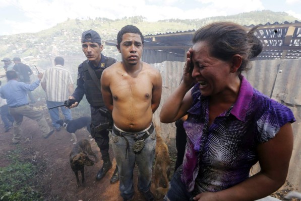Un joven identificado como Yoni Joel Aparicio, con supuestos problemas mentales, confesó que prendió las llamas.