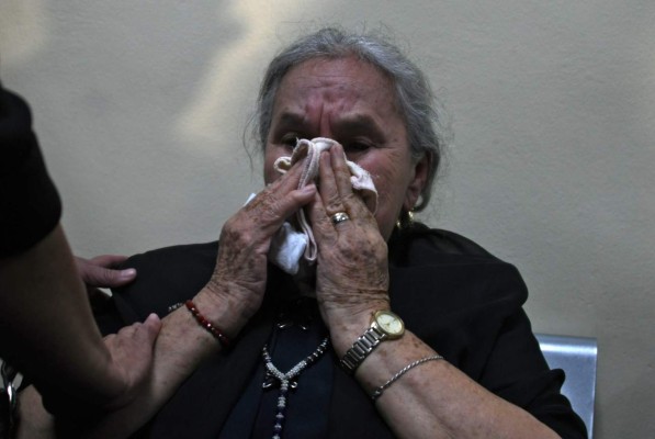 Austra Berta Flores, mother of Honduran environmental leader Berta Caceres, cries as she hears the sentence against the accused of her daughter's murder at a courtroom in Tegucigalpa on November 29, 2018. - Seven of the eight accused in the murder of the former coordinator of the Civil Council of Popular and Indigenous Organizations of Honduras (COPINH) Berta Caceres, were sentenced by a Honduran court Thursday. (Photo by ORLANDO SIERRA / AFP)