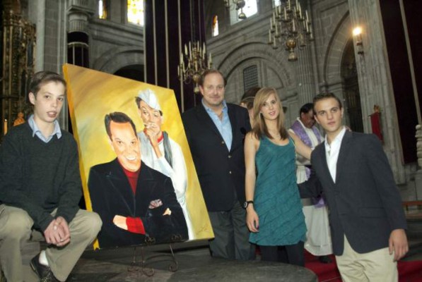 Marisa junto a su padre y hermanos en un eventó que honró a Cantinflas.